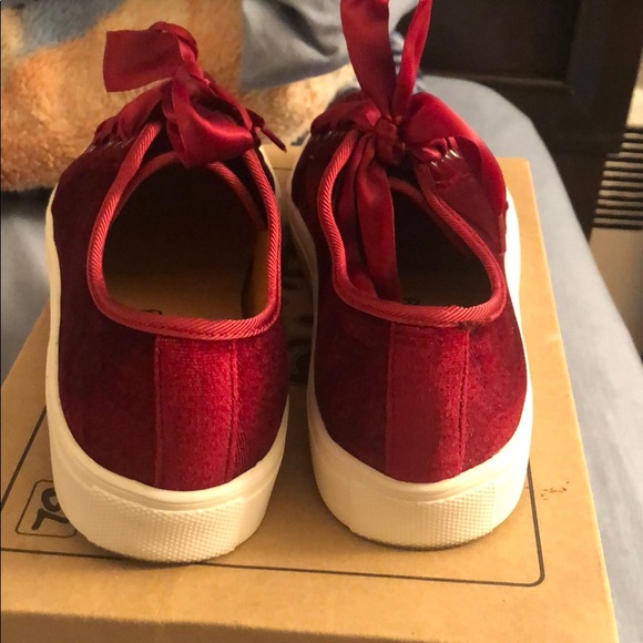 A 7.5 burgundy suede sneakers. - Picture 4 of 4